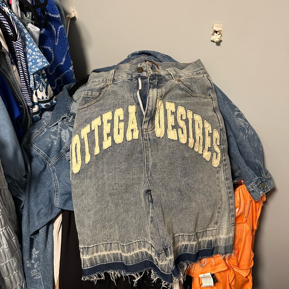 Bottega Veneta Light Blue Jeans with Cream Lettering - Picture 2 of 3